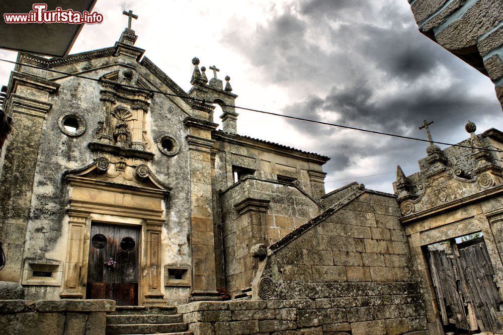 Immagine La facciata barocca del convento di Granja, Boticas, Portogallo. Sopra il portale, nel frontone triangolare, si trova la statua dedicata a Santa Barbara.