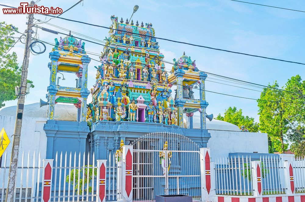 Immagine La facciata colorata del Kali Amman Temple decorata con le statue delle divinità indù. Siamo a Negombo, Sri Lanka.