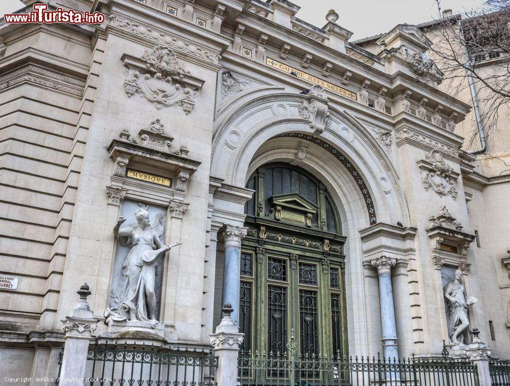 Immagine La facciata decorata dell'Art Museum di Nimes, Francia. Fondato nel 1821 e ospitato in origine nella Maison Carrée, il museo di belle arti dal 1907 ha sede in un antico palazzo in Place de la Mandragore - © AnnDcs / Shutterstock.com