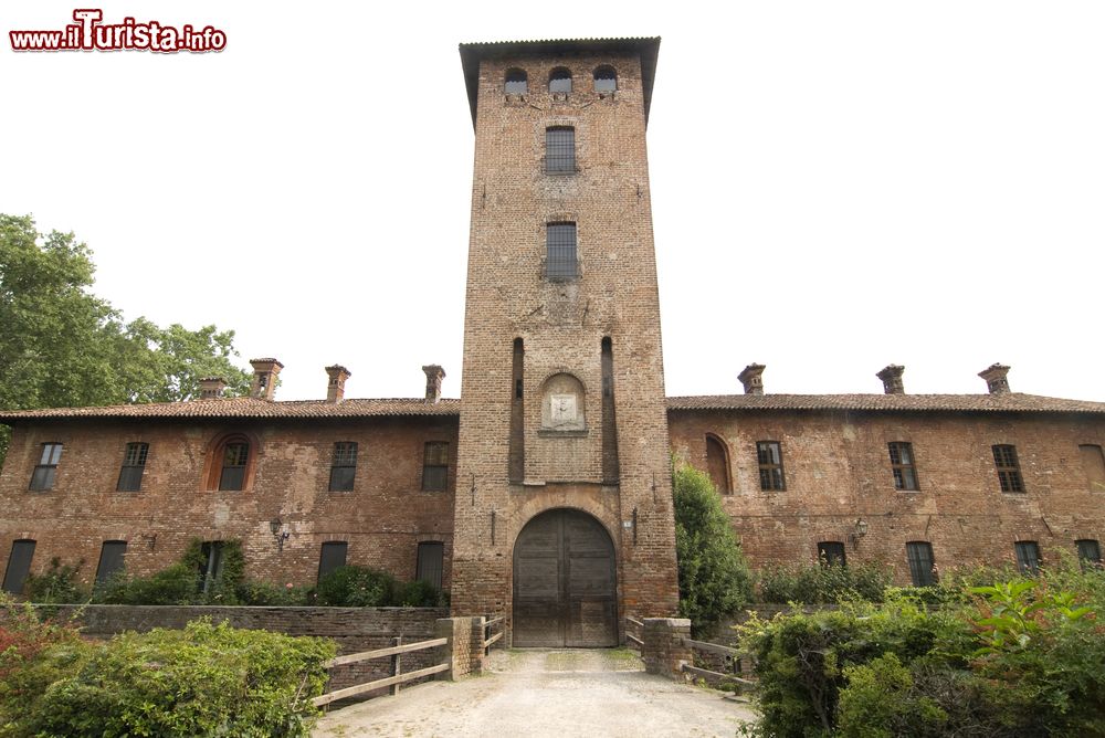 Immagine La facciata del Castello di Mirazzano l'edificio più importante di Peschiera Borromeo in Lombardia