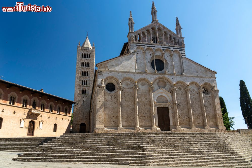 Immagine La facciata del Duomo di Massa Marittima in Toscana