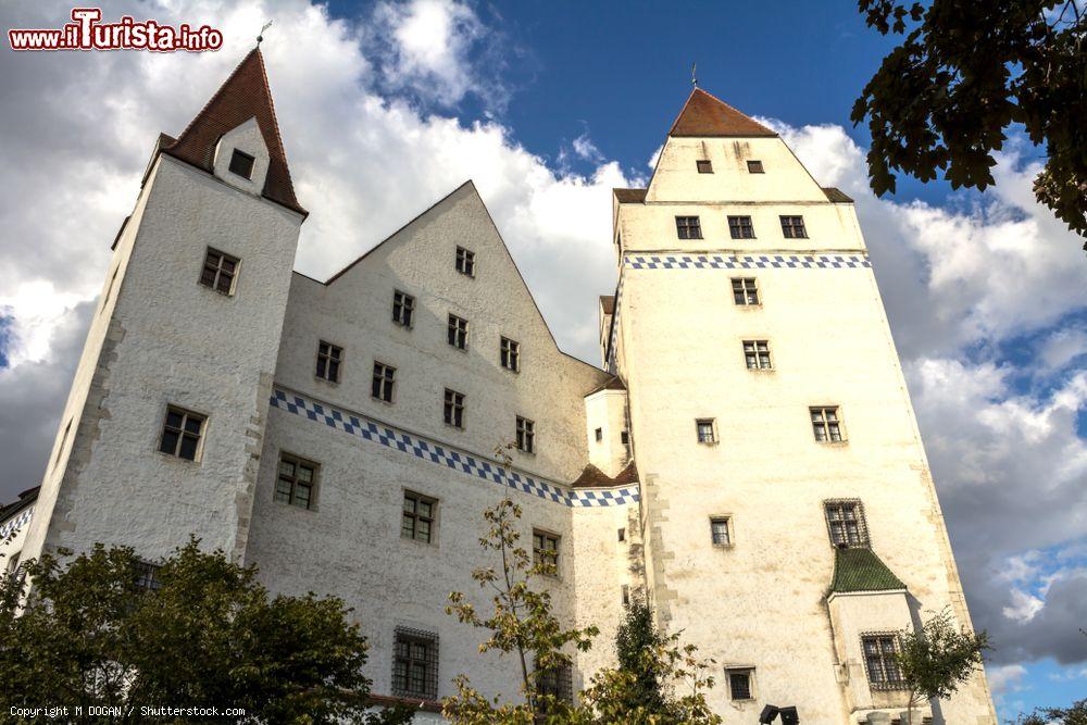 Immagine La facciata del Neues Schloss a Ingolstadt, Germania. Al suo interno si possono ammirare armi storiche, armature e figure in peltro; alcune sale sono destinate a ospitare eventi culturali - © M DOGAN / Shutterstock.com