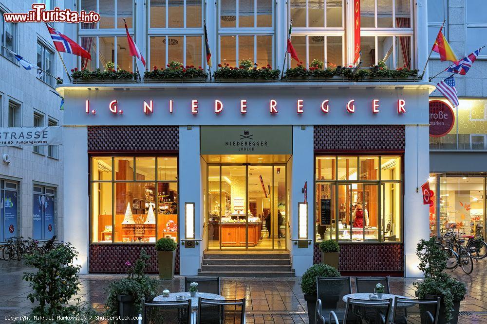 Immagine La facciata del Niederegger-Cafe a Lubecca, Germania. Negozio, caffé e museo del marzapane, è stato fondato il 1° marzo 1806. J.G. Niederegger è un famoso marchio che produce marzapane e dolci - © Mikhail Markovskiy / Shutterstock.com