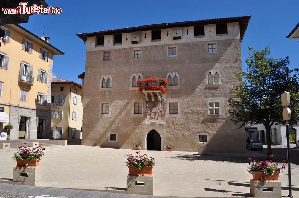 Immagine La facciata del Palazzo Assessorile di Cles, uno degli edifici storici del borgo in Trentino - Foto di Sara Covi