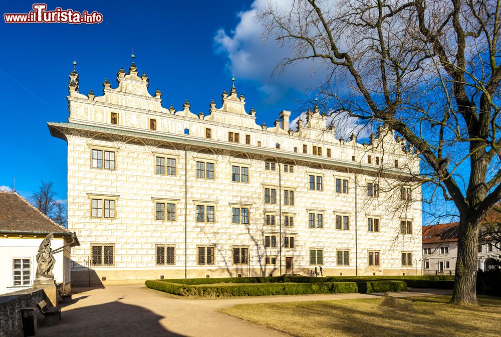 Immagine La facciata del palazzo di Litomysl, Repubblica Ceca. Il castello rinascimentale è la principale attrazione di questa piccola perla della Boemia Orientale.