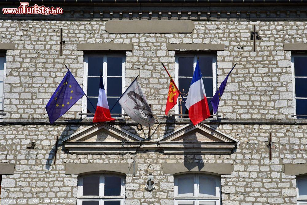 Immagine La facciata del Palazzo Municipale di Giverny con le bandiere francesi, Normandia - © Pack-Shot / Shutterstock.com