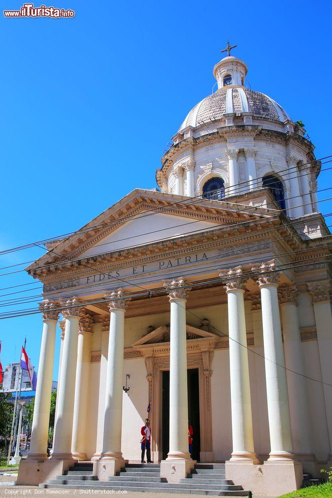 Immagine La facciata del Pantheon degli Eroi di Asuncion, Paraguay. La sua costruzione iniziò nella seconda metà del XIX° secolo ma terminò solo nel 1936. Fu commissionato dal presidente Francisco Solano Lopez all'architetto italiano Alessandro Ravizza - © Don Mammoser / Shutterstock.com