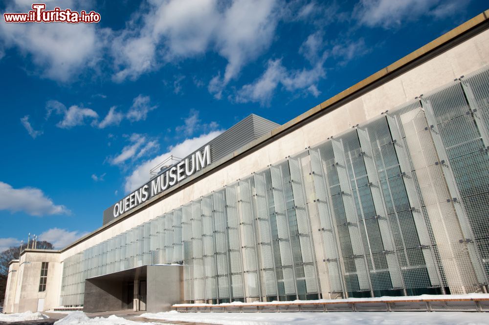 Immagine La facciata del Queens Museum al Flushing Meadows Park di New York, USA, fotografata in inverno. © Julienne Schaer / NYC & Company, Inc.