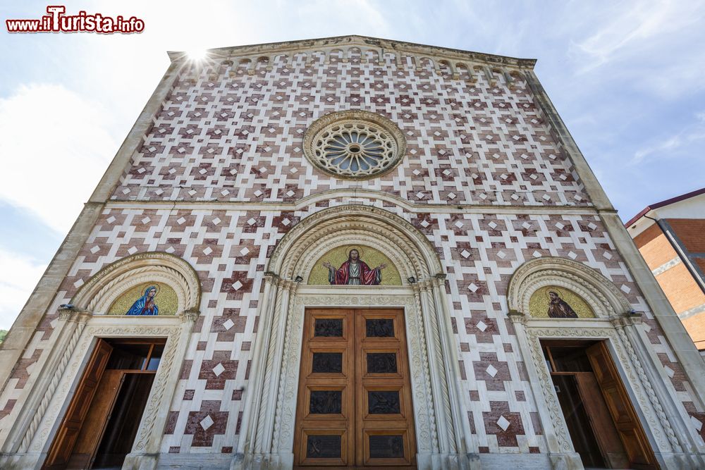 Immagine La facciata del Santuario del Volto Santo di Manoppello, luogo di pellegrinaggi in Abruzzo per vedere l'icona del volto di Cristo