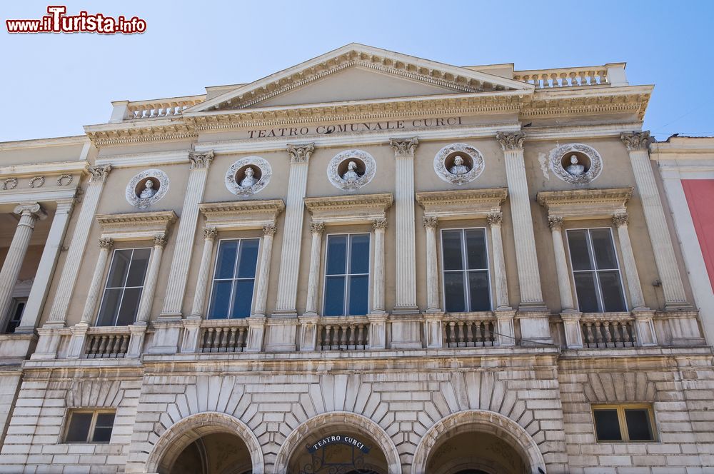 Immagine La facciata del teatro comunale Curci di Barletta, Puglia. Intitolato al compositore Giuseppe Curci, questo edificio è situato nel pieno centro cittadino di fronte al Palazzo di Città.