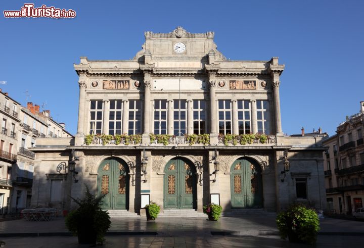 Immagine La facciata del Teatro Municipale a Beziers, Francia, in stile neoclassico - © 89075722 / Shutterstock.com