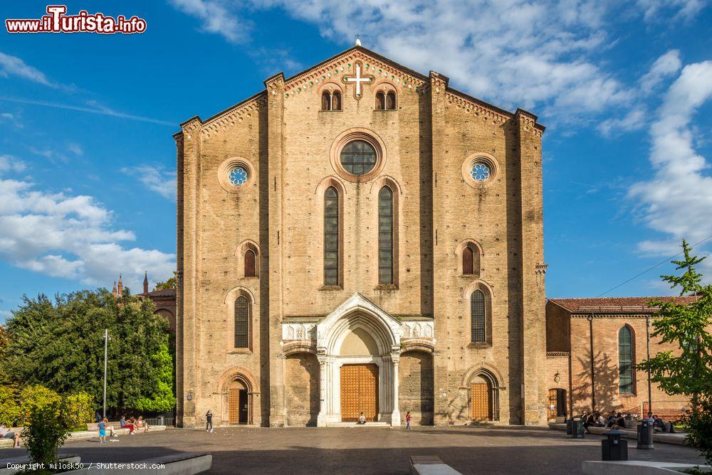 Immagine La facciata della basilica di San Francesco a Bologna, Emilia-Romagna. Si trova in piazza Malpighi e appartiene all'Ordine dei Frati Monori Conventuali. E' in stile gotico - © milosk50 / Shutterstock.com