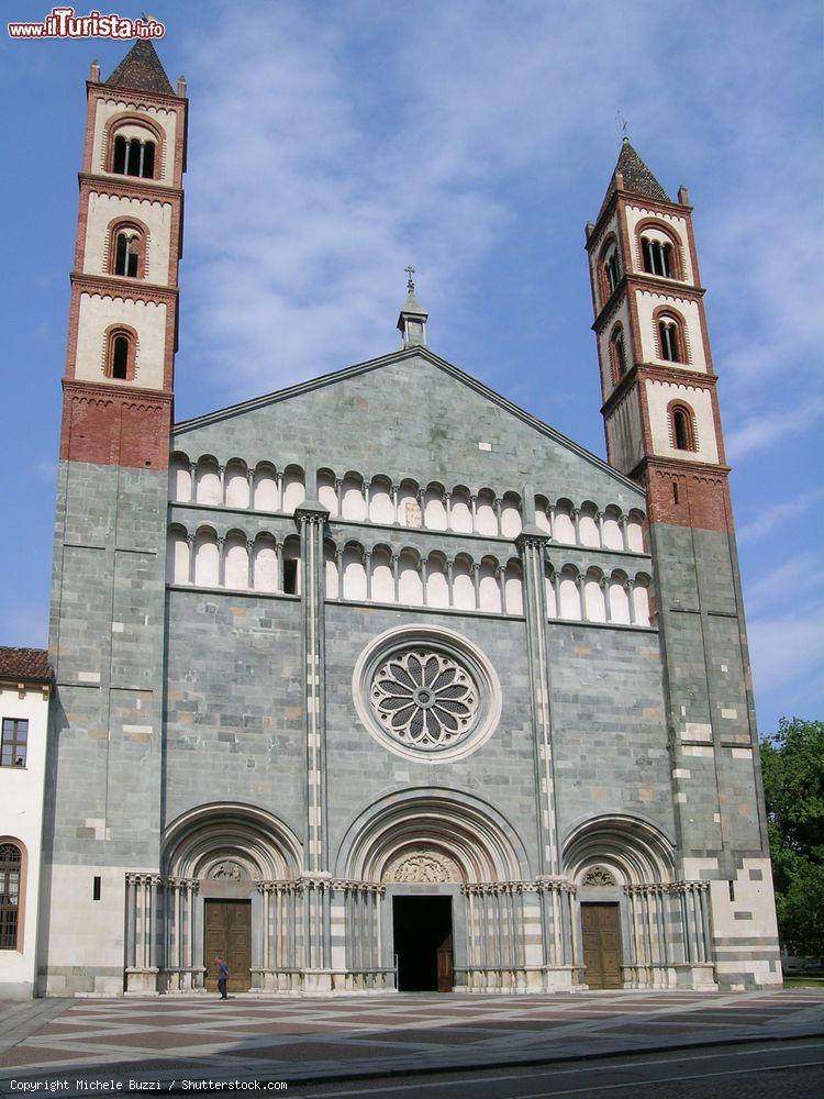 Immagine La facciata della basilica di Sant'Andrea a Vercelli, Piemonte. Questo esempio di architettura gotica italiana si ispira a modelli cistercensi. Venne fondata nel 1219 per volontà del cardinale Guala Bicchieri e completata nel 1227 - © Michele Buzzi / Shutterstock.com