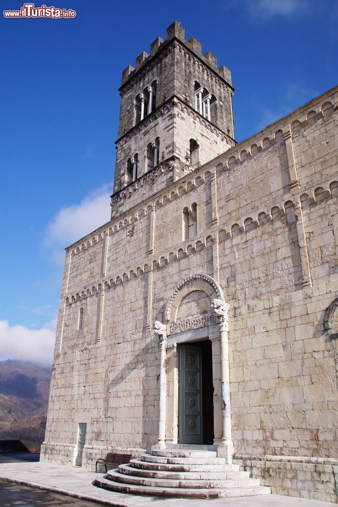 Immagine La facciata della cattedrale di Barga, provincia di Lucca, Toscana. Il rivestimento esterno è stato realizzato con bozze di pietra detta Alberese di Barga.