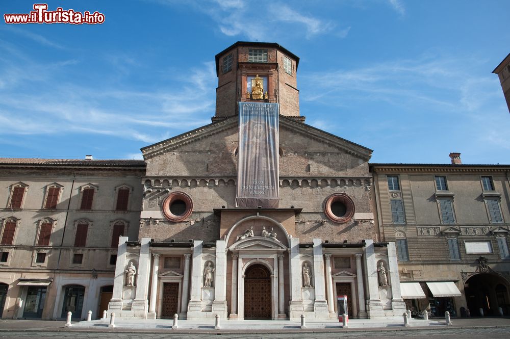 Immagine La facciata della cattedrale di Reggio Emilia, Emilia Romagna. L'attuale facciata dell'edificio dedicato a Santa Maria Assunta si presenta incompiuta con un rivestimento cinquecentesco progettato da Prospero Sogari detto Il Clemente.