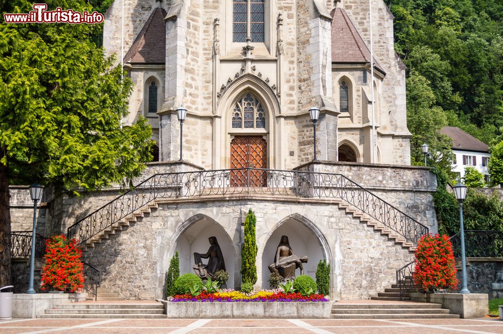 Immagine La facciata della cattedrale di St. Florin a Vaduz, Liechtenstein. La prima pietra per la costruzione di questo edificio religioso venne posta il 17 agosto 1869 mentre la consacrazione avvenne nell'ottobre 1873.