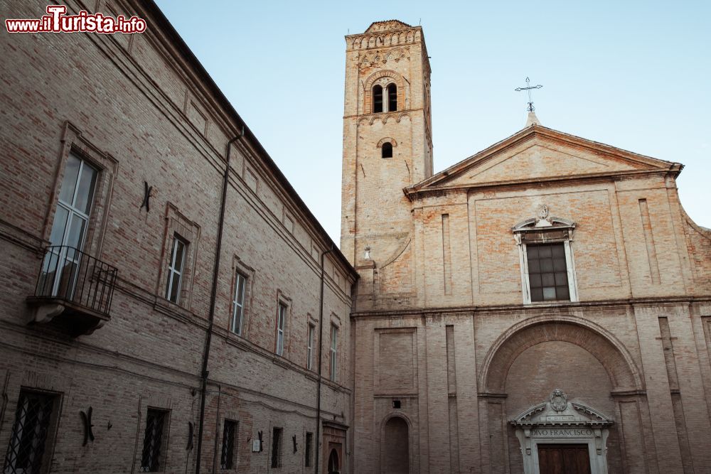 Immagine La facciata della cattedrale romana di Fermo, Marche. E' realizzata in pietra d'Istria con al centro un elegante portale con fasci di colonne scolpite.