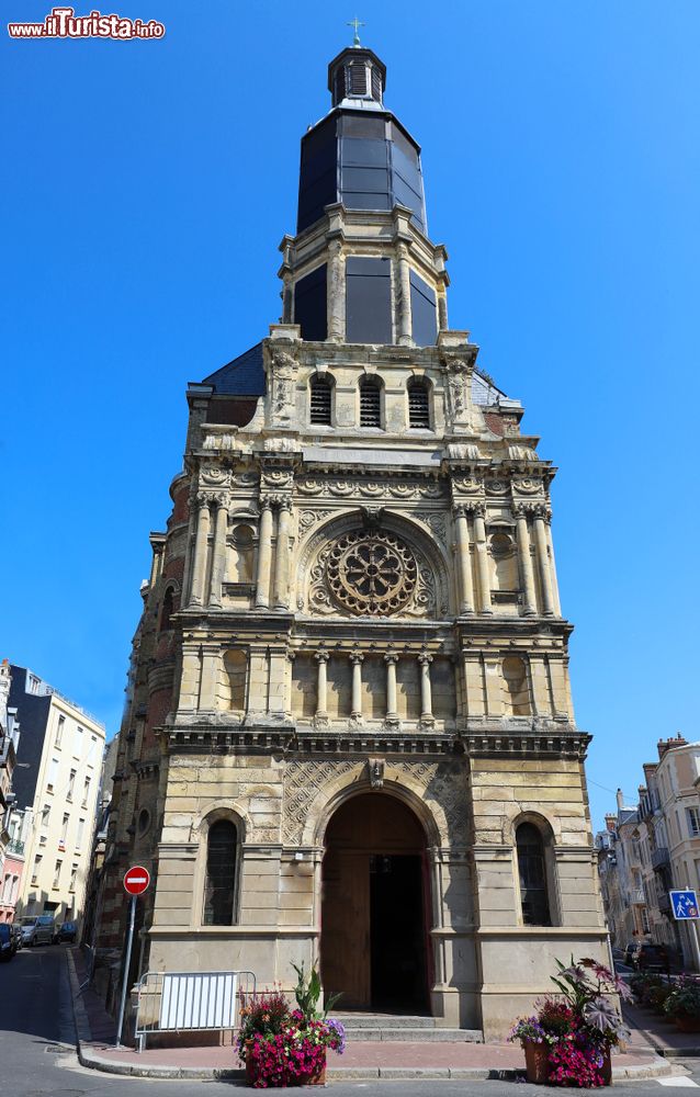 Immagine La chiesa di Notre-Dame-du-Bon-Secours nel centro di Trouville-sur-Mer, in Francia.