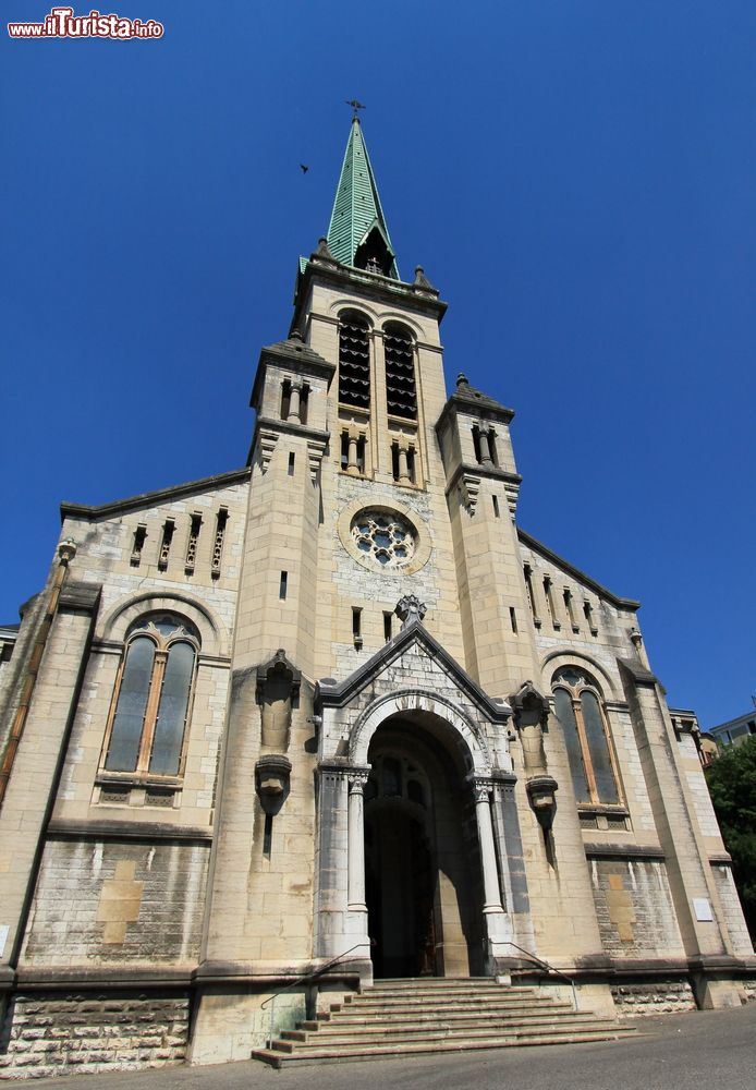 Immagine La facciata della chiesa di Notre-Dame a Aix-les-Bains, Francia. Inaugurata nel 1900 quando la  stazione climatica iniziò ad essere in voga, questa chiesa mescola lo stile bizantino con quello romanico. All'interno il coro raccoglie 12 dipinti raffiguranti gli Apostoli e risalenti al XVII° secolo.