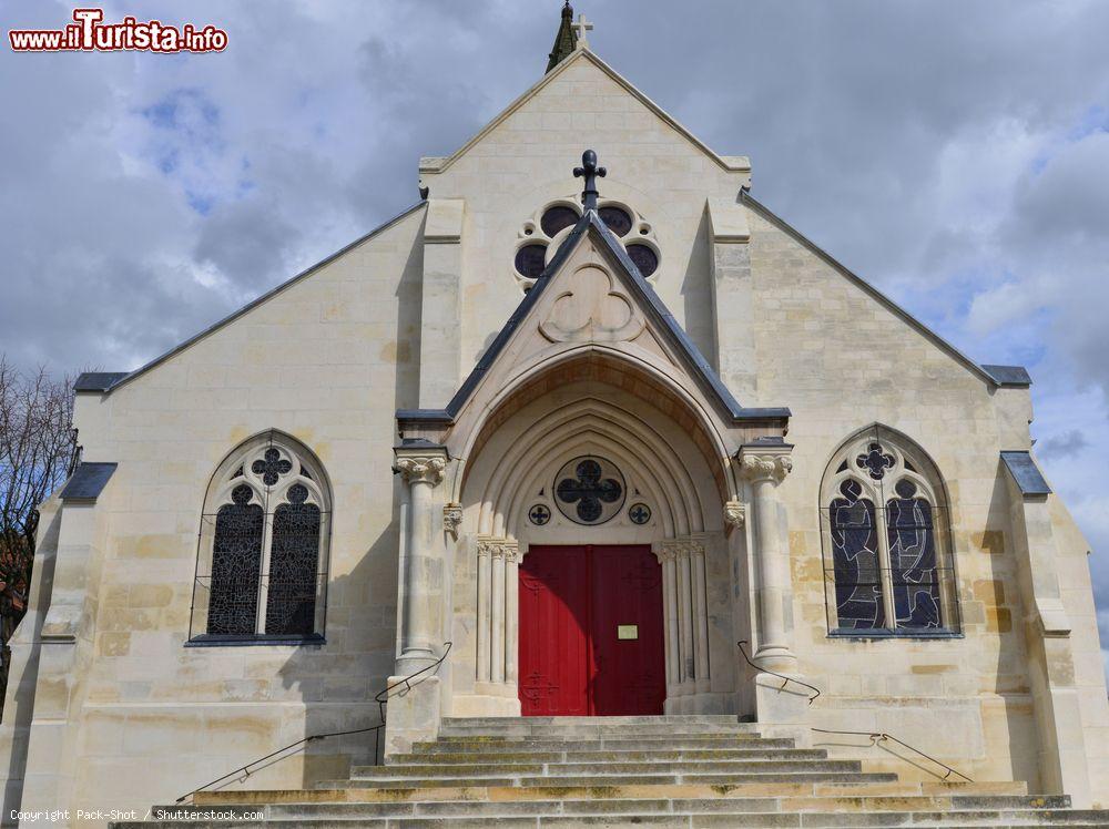 Immagine La facciata della chiesa di Saint Maclou a Conflans-Sainte-Honorine, Francia. La torre campanaria è quella più antica  - © Pack-Shot / Shutterstock.com