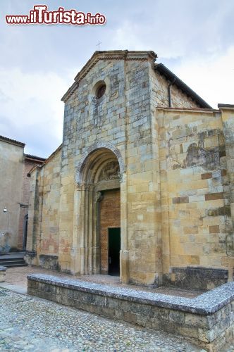 Immagine La facciata della Chiesa parrocchiale di San Giorgio a Vigoleno - © Mi.Ti. / Shutterstock.com