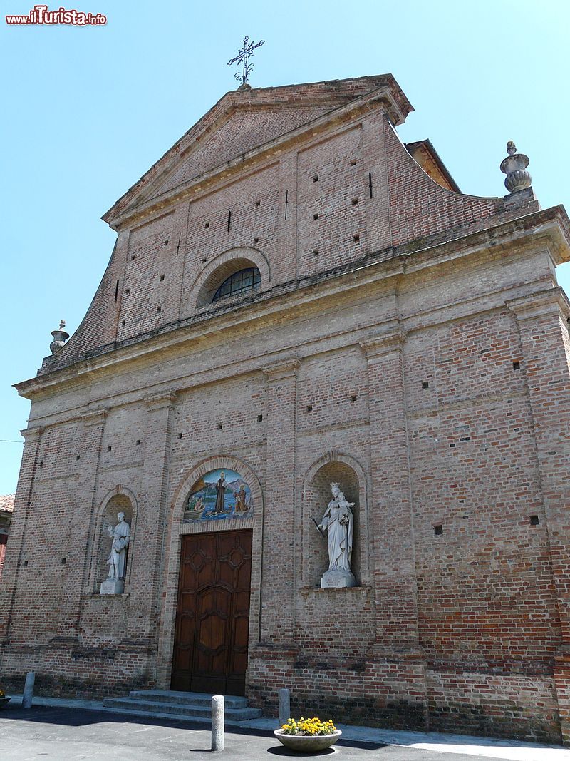 Immagine La facciata della Chiesa di San Giulio in Altavilla Monferrato in Piemonte - © Davide Papalini, CC BY-SA 3.0, Wikipedia