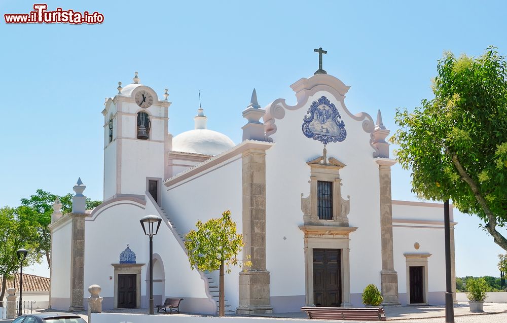 Immagine La facciata della chiesa di San Lorenzo a Loulé, Portogallo.