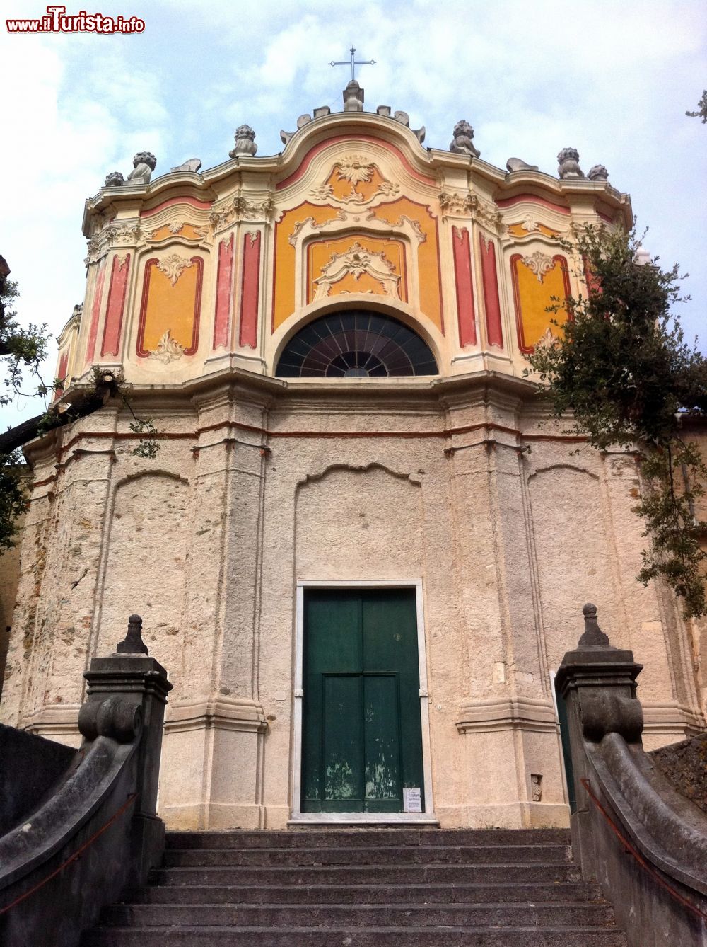 Immagine La facciata della Chiesa di San Nicolò a Calice Ligure  - © Antonello Piccone, Pubblico dominio, Wikipedia