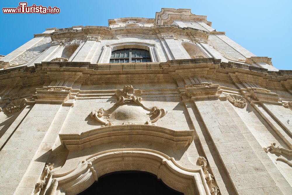 Immagine La facciata della chiesa di San Pietro a Molfetta, Puglia. Quest'antichissimo edificio sacro dedicato a San Pietro Apostolo risale a prima del 1174. All'interno custodisce la statua lignea di Maria Santissima del Carmelo, opera dello scultore napoletano Giuseppe Verzella.