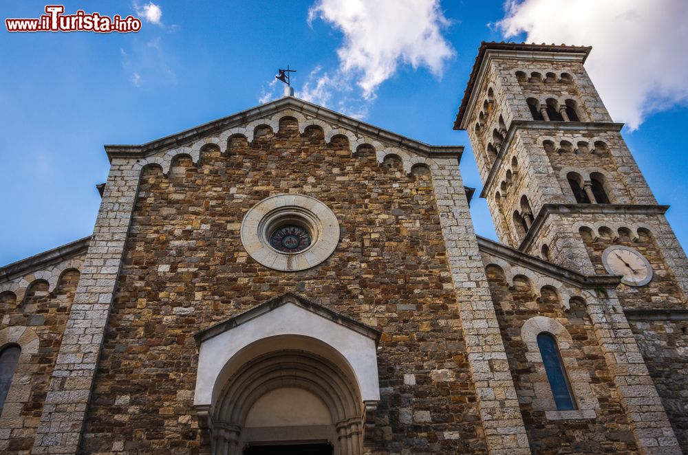 Immagine La facciata della Chiesa di San Salvatore nel centro storico di Castellina in Chianti in Toscana