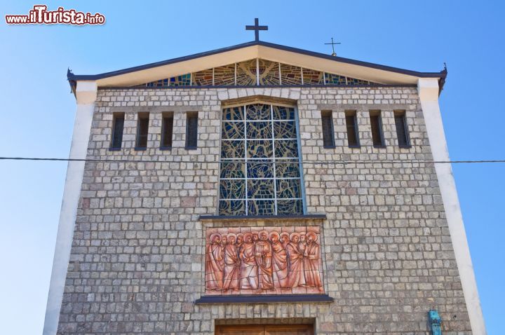 Immagine La facciata della Chiesa Madre a Satriano di Lucania, Basilicata. Rifatta in forme moderne dove sorgeva la cheisa originaria del 1600, è intitolata a San Pietro Apostolo - © Mi.Ti. / Shutterstock.com