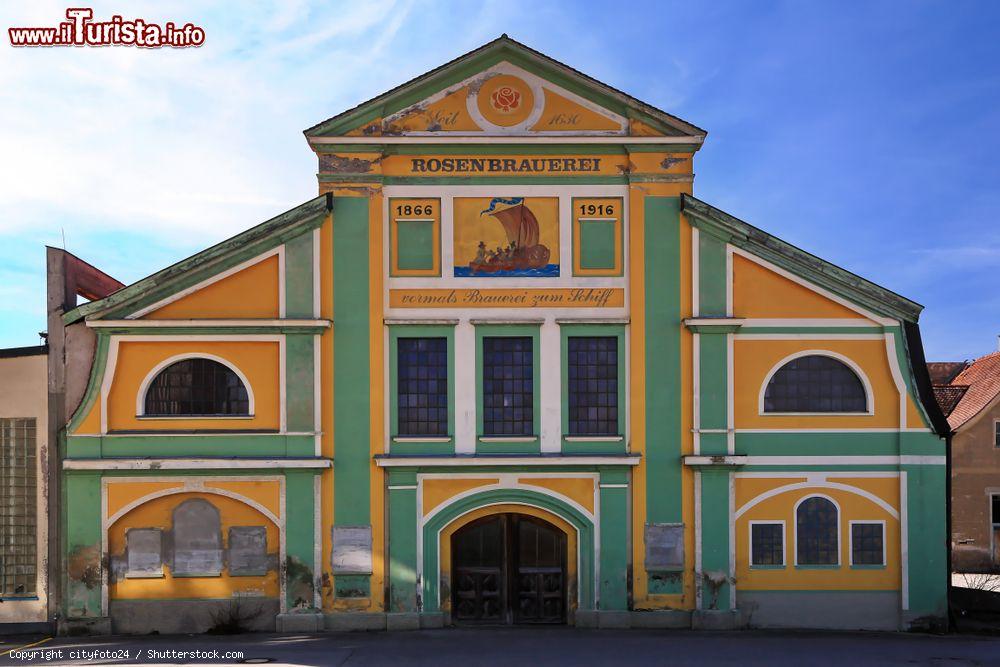 Immagine La facciata della Rosenbrauerei a Kaufbeuren, Germania.  La fondazione di questo storico birrificio risale al 1630 - © cityfoto24 / Shutterstock.com