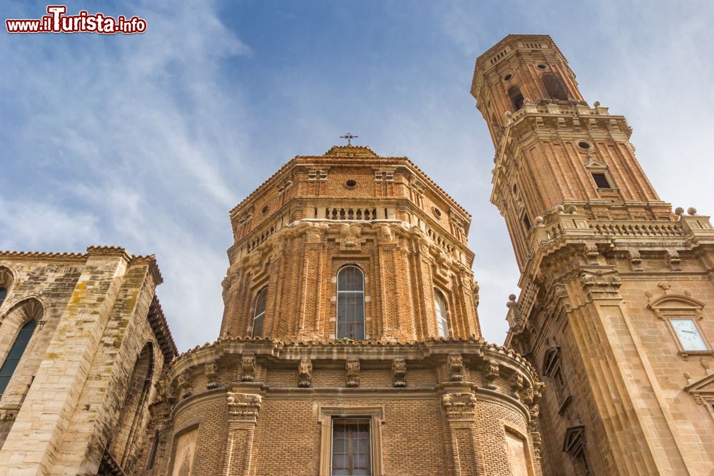 Immagine La facciata della storica cattedrale di Tudela, Spagna: dedicata a Santa Maria, si presenta con forme romaniche-gotiche. Venne eretta tra la fine del XII° e l'inizio del XIII° secolo dove sorgeva un'antica moschea.