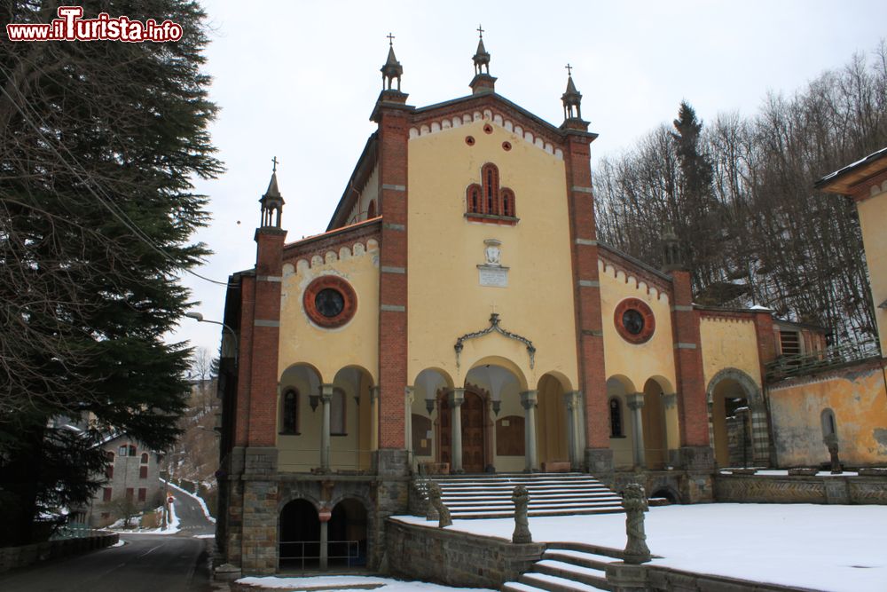 Immagine La facciata dell'edificio religioso di Rosazza, Valle Cervo, Piemonte, in inverno.