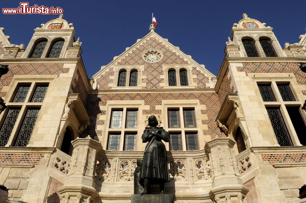 Immagine La facciata dell'hotel Groslot a Orléans, Francia. Situato nei pressi della cattedrale della Santa Croce, questo palazzo del XVI° secolo ha ospitato i re francesi Francesco II° e Carlo IX° e la reggente Caterina dè Medici.