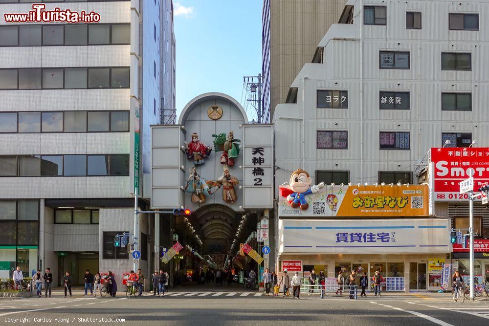 Immagine La facciata di Shinsekai Market Street a Osaka, Giappone. Con circa 19 milioni di abitanti, Osaka è la seconda più grande area metropolitana del paese - © Carlos Huang / Shutterstock.com