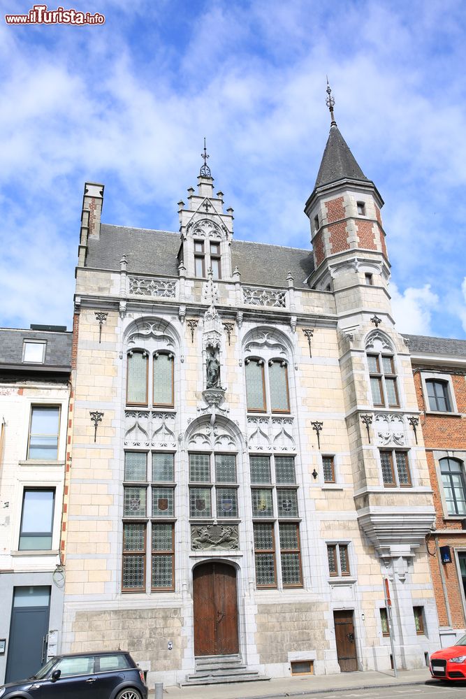 Immagine La facciata di un castello nel centro storico di Binche, Belgio. Questa bella cittadina di oltre 30 mila abitanti si trova nella provincia vallone di Hainaut, sulla strada che mette in comunicazione Mons e Charleroi.