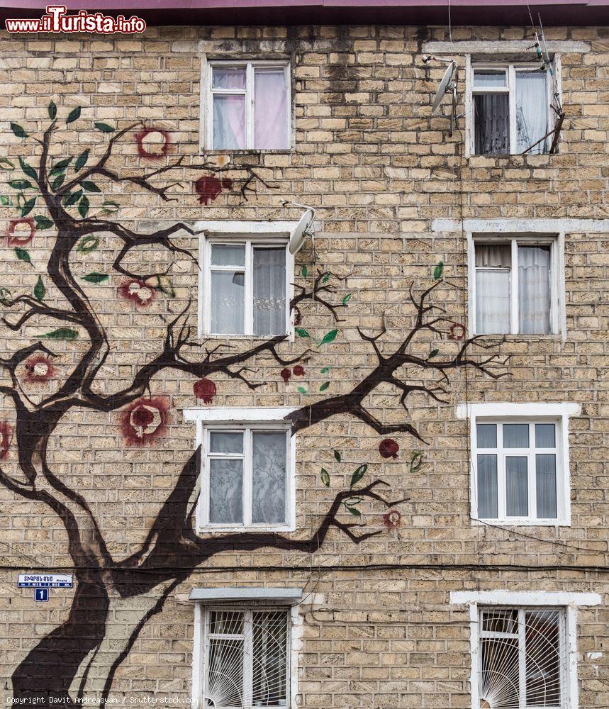 Immagine La facciata di un edificio dipinta con un albero stilizzato a Step'anakert, Nagorno Karanakh  - © Davit Andreasyan / Shutterstock.com