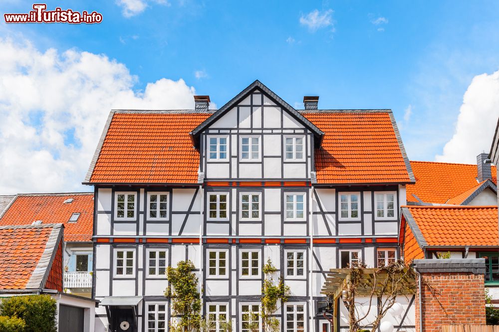 Immagine La facciata di una casa a graticcio nel cuore di Goslar, città della Sassonia (Germania).