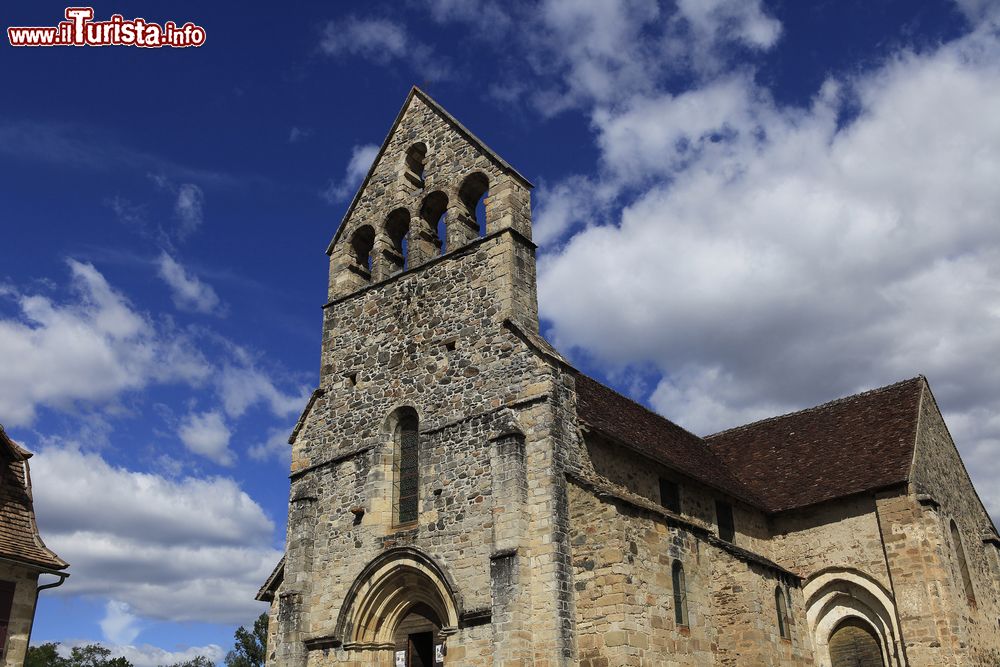 Immagine La facciata in pietra della chiesa di Beaulieu-sur-Dordogne, Francia.