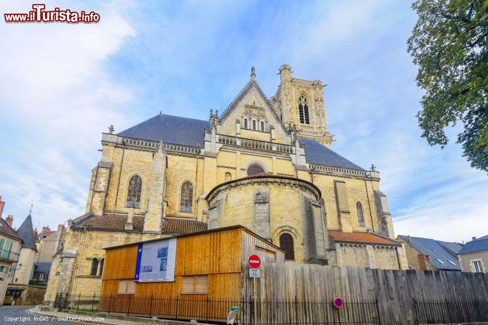 Immagine La facciata posteriore della cattedrale cattolica di Nevers, Francia - © RnDmS / Shutterstock.com