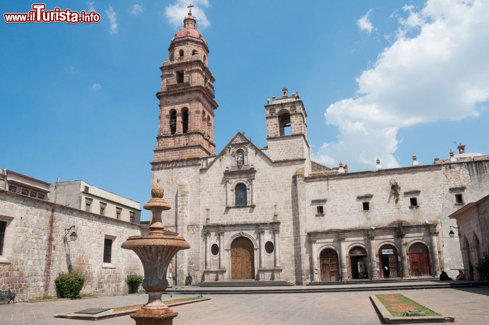 Immagine La facciata principale della chiesa di Sant'Agostino a Morelia, Messico. L'edificio è costruito in mattoni.
