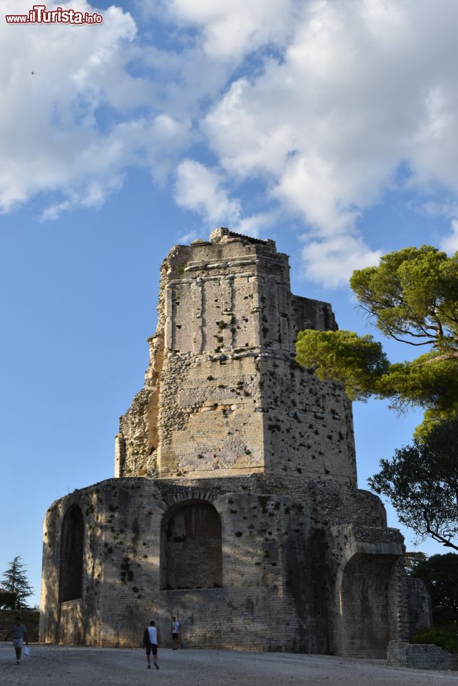 Immagine La facciata principale della Grande Torre di Nimes, Francia: la sua prima costruzione risale al III° secolo a.C.