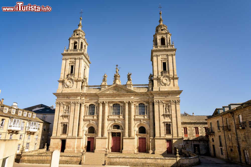 Immagine La facciata principale della Saint Mary's Cathedral di Lugo, Galizia. Spagna. Spiccano le due belle torri campanarie.