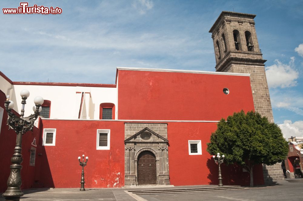 Immagine La facciata rossa della chiesa di Santo Domingo a Puebla, Messico.