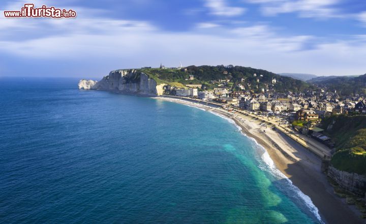 Immagine La Falaise d'Amont e la città di Etretat, Normandia, Francia - © ventdusud / Shutterstock.com