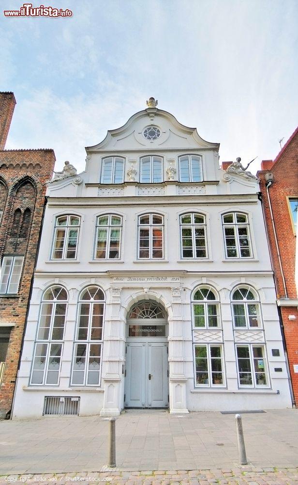 Immagine La famosa Buddenbrookhaus a Lubecca, Germania. Questo edificio del 1758, poi ricostruito dopo la Seconda Guerra Mondiale, è appartenuto alla famiglia di Thomas Mann e Heinrich Mann e dal 2000 ospita una mostra permanente dedicata ai due scrittori e ai loro familiari - © aldorado / Shutterstock.com