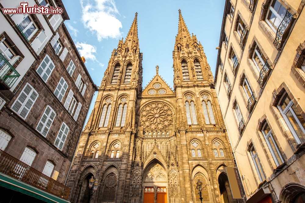 Immagine La famosa cattedrale di Nostra Signora dell'Assunzione a Clermont-Ferrand, Francia. E' soprannominata cattedrale "nera" perchè costruita in pietra lavica. E' impreziosita da vetrate con scene sulal storia dei santi.