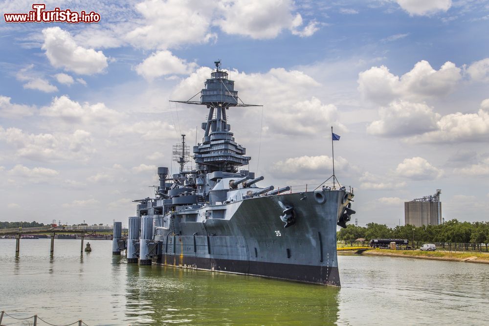 Immagine La famosa Dreadnought ancorata a Houston, Texas. Questa corazzata monocalibro fu un tipo particolare di nave da battaglia sviluppato a partire dai primi anni del XX secolo e entrata in funzione nel 1906 con la Royal Navy britannica. L'unico esemplare ancora esistente è la USS Texas di Houston, oggi sede di un museo. 