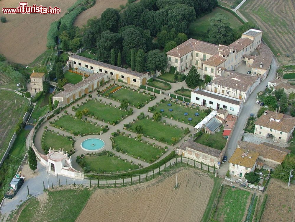 Immagine La fattoria di Travalle vista dall alto a Calenzano, con giardino all'italiana - © Lmagnolfi - CC BY-SA 4.0 - Wikipedia